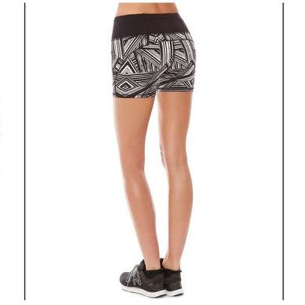 Sweaty Betty Black &‎ White Geometric Print Power Shorts Biker Shorts L